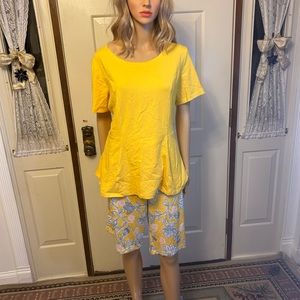 Isaac Mizrahi sz L is an A line top w/yellow printed shorts 1X Jaclyn intimates